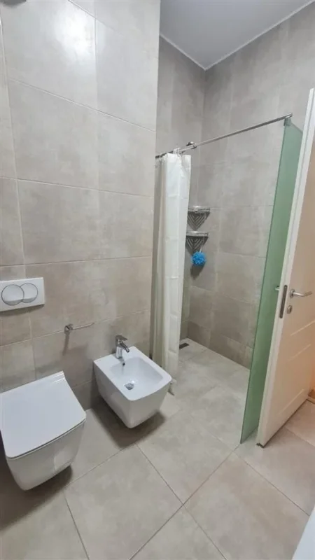 Tirane, jepet me qera apartament 2+1 Kati 3, 101 m² 830 € (farmacia 10)