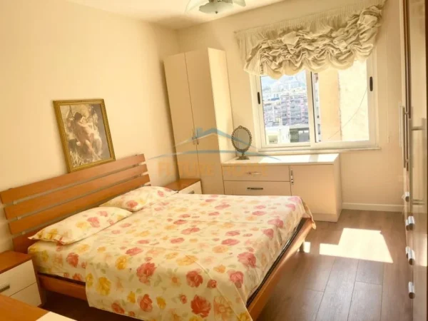 Shitet, Apartament 1+1, Komuna e Parisit, Tirane.