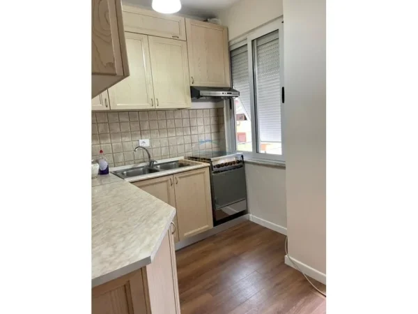 Shitet, Apartament 1+1, Komuna e Parisit, Tirane.