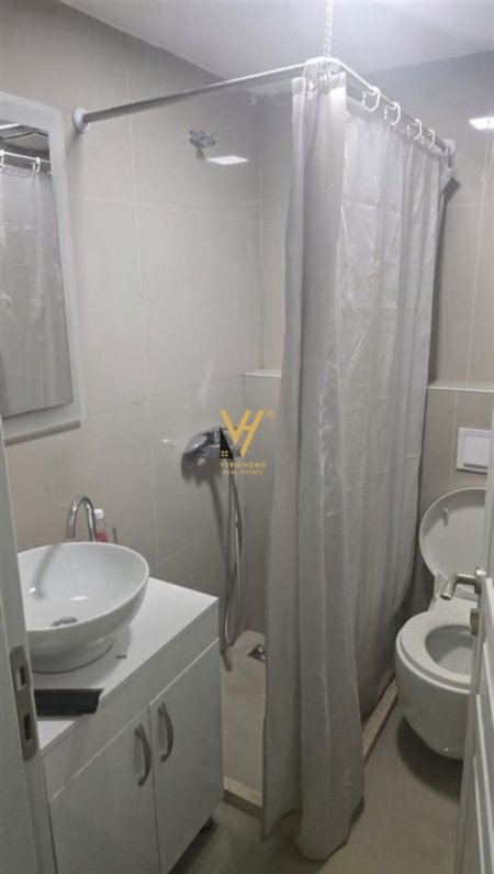Tirane, jepet me qera apartament 1+1+Ballkon Kati 1, 59 m² 500 € (YZBERISHT)