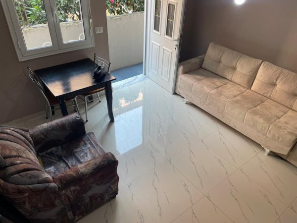 Tirane, jepet me qera Vile 1+1 Kati 1, 300 € 