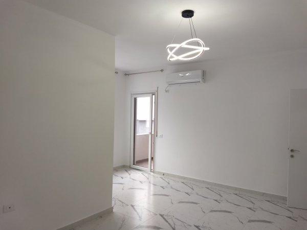 Tirane, jepet me qera apartament 1+1+Aneks+Ballkon Kati 4, 70 m² 300 € (Rruga Ali Shefqeti, kompleksi Relux Residence ,Shkoze)