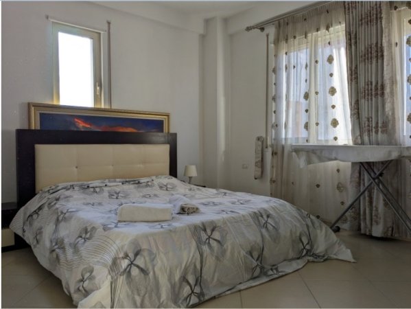 Tirane, jepet me qera apartament 2+1 , 110 m² 550 € 