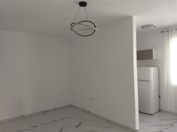 Tirane, jepet me qera apartament 1+1+Aneks+Ballkon Kati 4, 70 m² 300 € (Rruga Ali Shefqeti, kompleksi Relux Residence ,Shkoze)