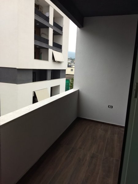 Tirane, jepet me qera apartament 1+1+Aneks+Ballkon Kati 4, 70 m² 300 € (Rruga Ali Shefqeti, kompleksi Relux Residence ,Shkoze)