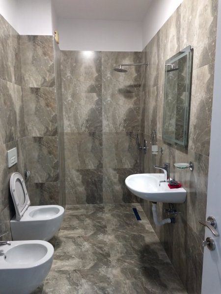 Tirane, jepet me qera apartament 1+1+Aneks+Ballkon Kati 4, 70 m² 300 € (Rruga Ali Shefqeti, kompleksi Relux Residence ,Shkoze)