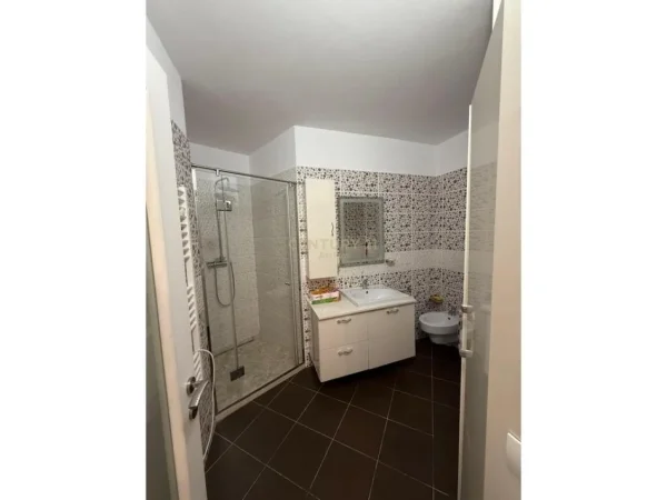 Tirane, jepet me qera apartament 3+1 Kati 4, 120 m² 850 € 