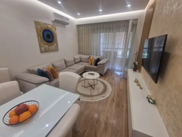 Tirane, shitet apartament 2+1 Kati 3, 101 m² 300.000 € (Komuna parisit)