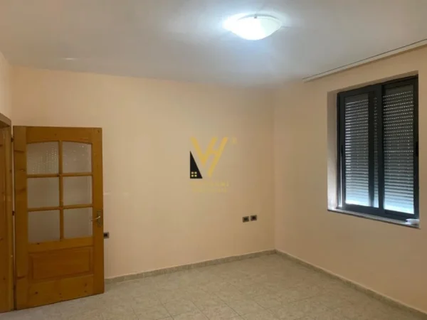 Tirane, jepet me qera ambjent biznesi Kati 1, 62 m² 450 € (RRUGA MUHAMET GJOLLESHA)