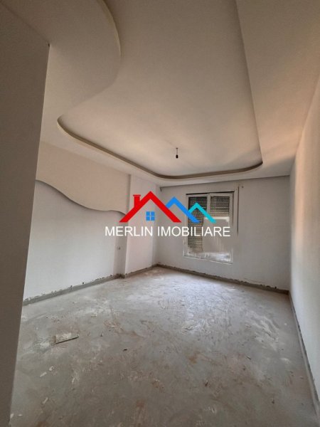 Tirane, jepet me qera ambjent biznesi Kati 1, 300 m² 2.500 € (PASKUQAN)