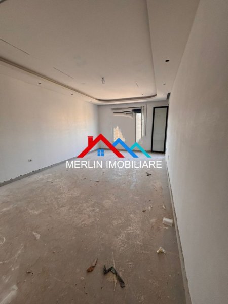 Tirane, jepet me qera ambjent biznesi Kati 1, 300 m² 2.500 € (PASKUQAN)