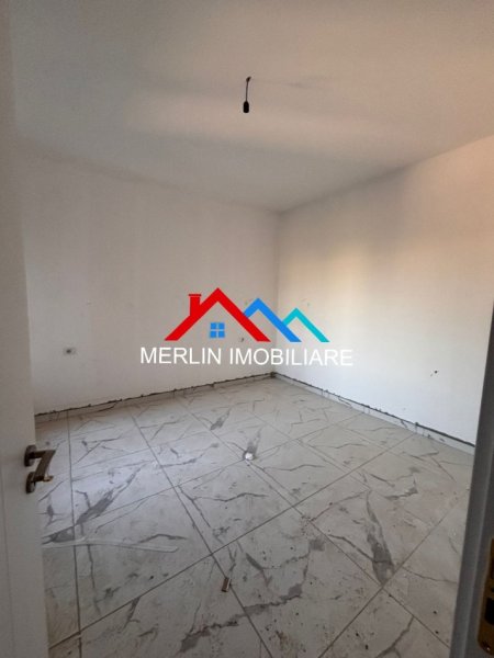 Tirane, jepet me qera ambjent biznesi Kati 1, 300 m² 2.500 € (PASKUQAN)