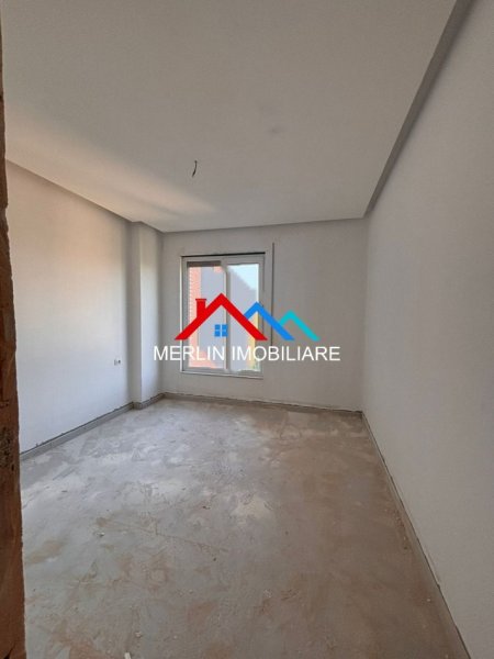 Tirane, jepet me qera ambjent biznesi Kati 1, 300 m² 2.500 € (PASKUQAN)