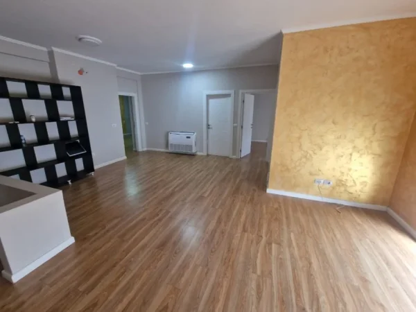 Tirane, jepet me qera zyre Kati 3, 121 m² 1.000 € (21 dhjetori)