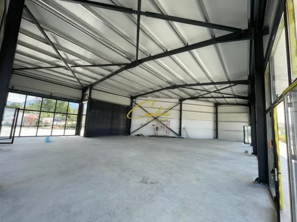 Tirane, jepet me qera ambjent biznesi Kati 0, 2.300 m² 2000 € (ZALL HERR)