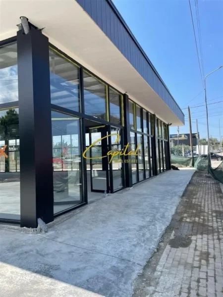 Tirane, jepet me qera ambjent biznesi Kati 0, 2.300 m² 2000 € (ZALL HERR)