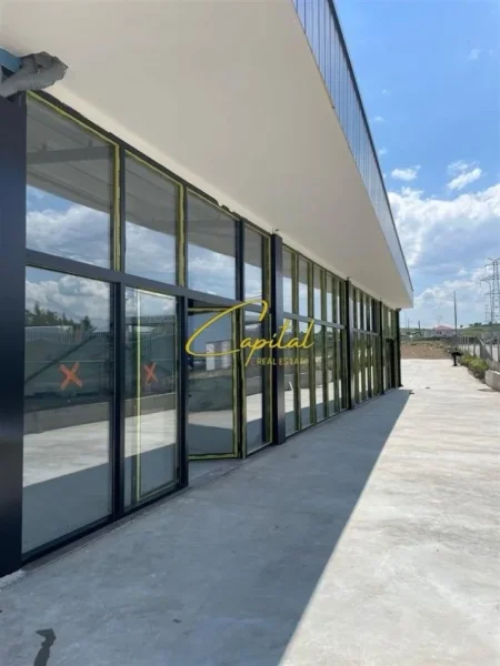 Tirane, jepet me qera ambjent biznesi Kati 0, 2.300 m² 2000 € (ZALL HERR)