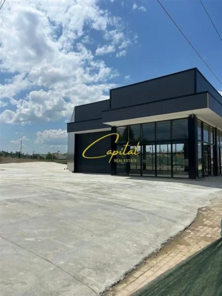 Tirane, jepet me qera ambjent biznesi Kati 0, 2.300 m² 2000 € (ZALL HERR)