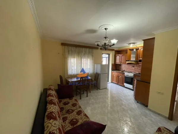 Tirane, jepet me qera apartament 2+1+Ballkon Kati 5, 90 m² 500 € (ISH STACIONI I TRENIT)