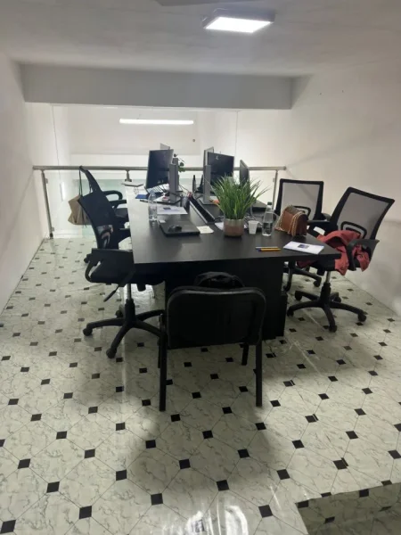 Tirane, jepet me qera dyqan Kati 0, 40 m² 300 € (mikel maruli)