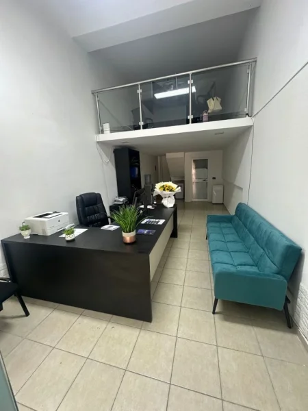 Tirane, jepet me qera dyqan Kati 0, 40 m² 300 € (mikel maruli)