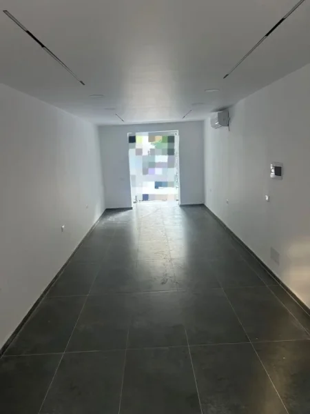 Tirane, jap me qera dyqan Kati 0, 53 m² 1.100 € (rruga e barrikadave)