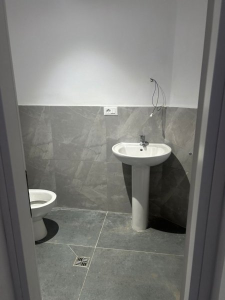 Tirane, jap me qera dyqan Kati 0, 53 m² 1.100 € (rruga e barrikadave)