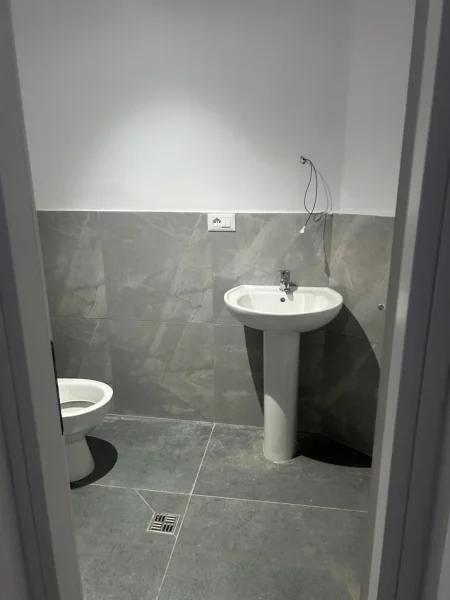 Tirane, jap me qera dyqan Kati 0, 53 m² 1.100 € (rruga e barrikadave)