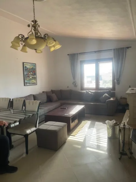 Tirane, shes Vile 5+1+Ballkon Kati 1, 400 m² 300.000 € (farke)