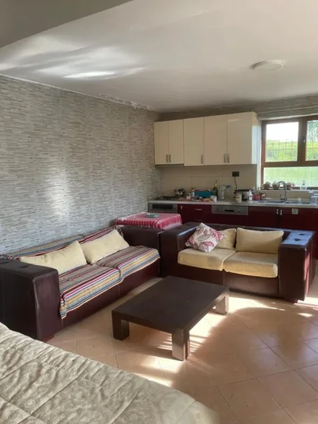 Tirane, shes Vile 5+1+Ballkon Kati 1, 400 m² 300.000 € (farke)