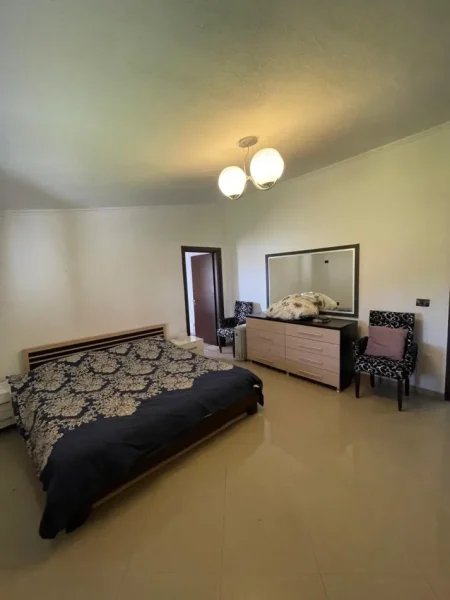 Tirane, shes Vile 5+1+Ballkon Kati 1, 400 m² 300.000 € (farke)