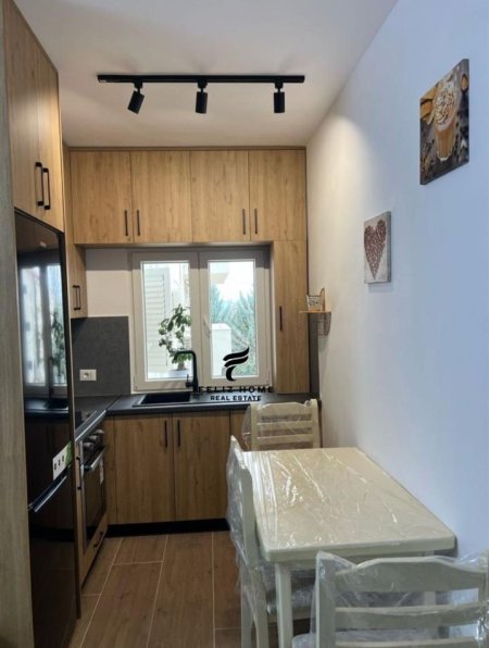 Tirane, jepet me qera apartament 1+1+Ballkon Kati 2, 55 m² 500 € (SELITE)