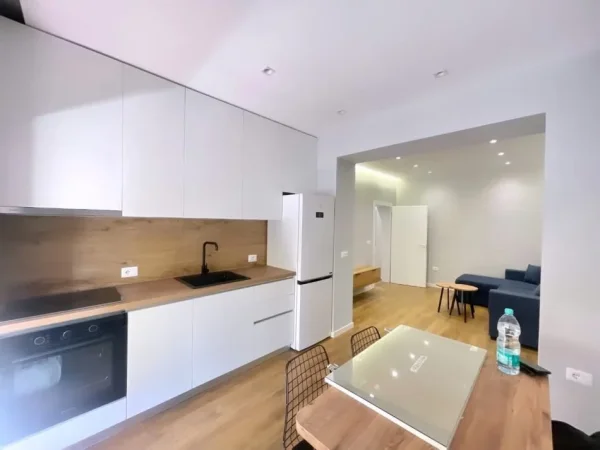 Tirane, shitet apartament 1+1 , 65 m² 159.000 € (Perballe me hyrjen e Myslym Shyrit)