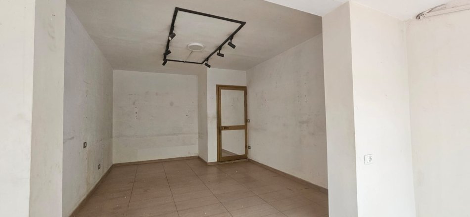 Tirane, jepet me qera dyqan Kati 0, 40 m² 400 € 