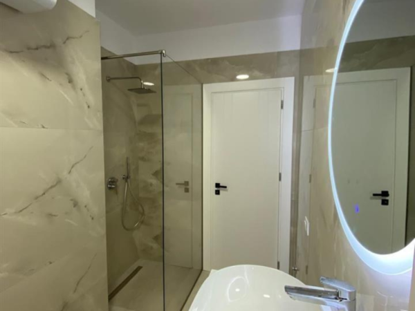 Tirane, jepet me qera apartament 2+1+Ballkon Kati 4, 110 m² 1.000 € (RRUGA ELBASANIT)