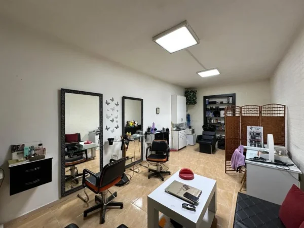 Tirane, jepet me qera ambjent biznesi Kati 0, 32 m² 450 € (Rruga Myslym Shyri)