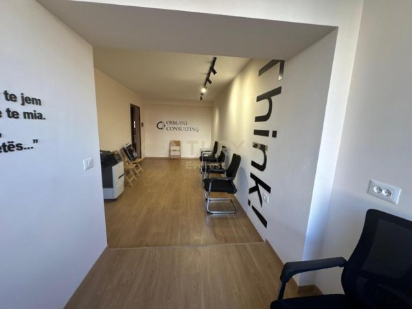 Tirane, jepet me qera zyre Kati 1, 40 m² 700 € (BLV. ZOGU I PARE)