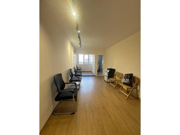 Tirane, jepet me qera zyre Kati 1, 40 m² 700 € (BLV. ZOGU I PARE)