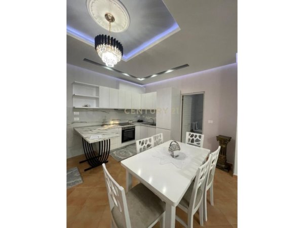 Tirane, jepet me qera apartament 1+1 Kati 4, 75 m² 600 € (Liqeni Thate)