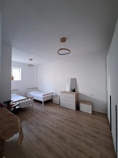 Tirane, jepet me qera apartament 1+1 Kati 2, 74 m² 600 € (Rruga e Barrikadave)