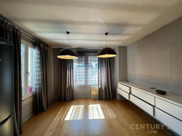 Tirane, jepet me qera zyre Kati 3, 200 m² 1.800 € (Pranë SPAK, Tiranë)