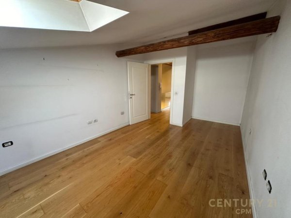 Tirane, jepet me qera zyre Kati 3, 200 m² 1.800 € (Pranë SPAK, Tiranë)