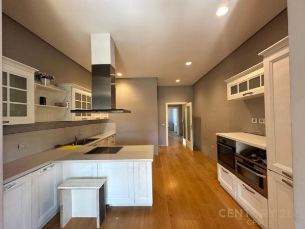 Tirane, jepet me qera zyre Kati 3, 200 m² 1.800 € (Pranë SPAK, Tiranë)