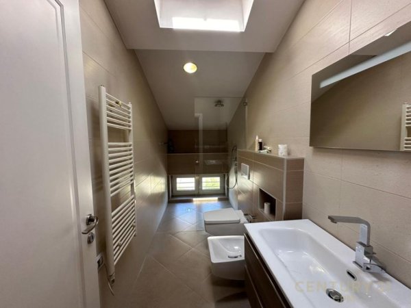 Tirane, jepet me qera zyre Kati 3, 200 m² 1.800 € (Pranë SPAK, Tiranë)