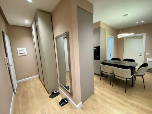 Tirane, jepet me qera apartament 2+1+Ballkon prane Hotel Melia , 800 €