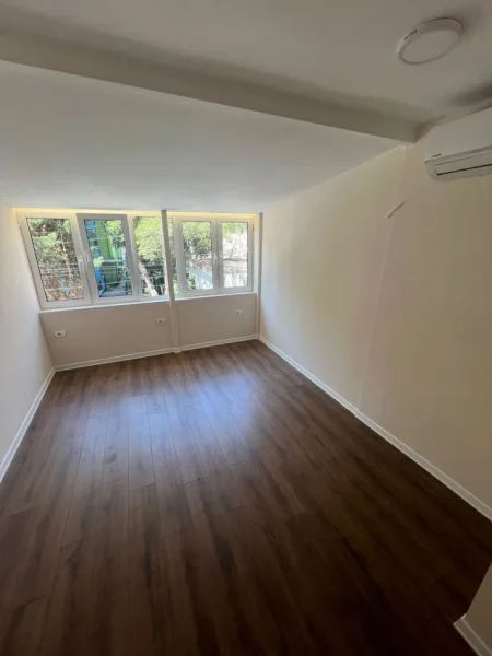 Tirane, jepet me qera zyre Kati 2, 40 m² 630 € (blloku)
