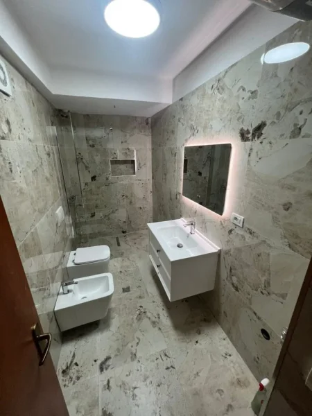 Tirane, jepet me qera zyre Kati 2, 40 m² 630 € (blloku)