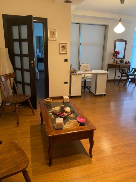 Tirane, jepet me qera ambjent biznesi Kati 1, 40 m² 1.000 € 