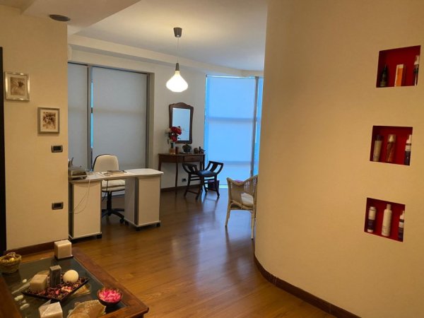 Tirane, jepet me qera ambjent biznesi Kati 1, 40 m² 1.000 € 