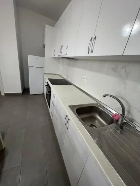 Tirane, shitet apartament 2+1+Ballkon,Kati 5,PALLAT 8 KATESH.SIPERFAQE111 m²= 103.000 € (KAMEZ,BULEVARDI BLU)